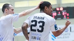 Yan felicitando a Brayan por su gol.