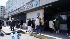 Por el edificio central del Hospital Universitario A Coru�a (Chuac) pasan diariamente miles de personas. 