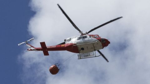 Imagen de archivo de un helicptero en un incendio forestal