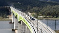 Un tren circulando por el viaducto del Ulla, en el eje atl�ntico