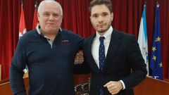 Secundino Longa, a la izquierda, sustituye a Iv�n Caama�o en el pleno de Catoira