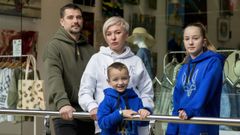 Oleksander Khvostikov con su mujer Olena y sus dos hijos Anna-Mar�a y Nikita, de 11 y 3 a�os, llegaron a A Coru�a en marzo del 2022