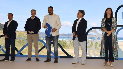 El concejal ribadense Diego dos Santos, con las banderas para As Catedrais y Os Castros-Illas