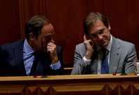 Passos Coelho charla con el viceprimera ministro Portas, en una sesin en el Parlamento. 