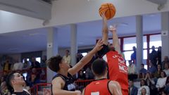 La pelea por un rebote durante el Celtas Rabaza-Cambre.