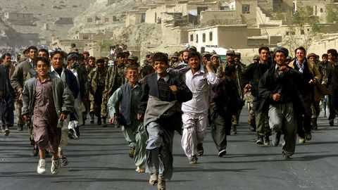 Residentes de Kabul celebran la entrada de los milicianos de la Alianza del Norte en noviembre del 2001.