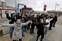Miembros de la plataforma SOS Panadeira protestando contra el N�utico de Sanxenxo. 