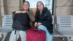Candela y Graciela, sentadas este lunes en la estaci�n de tren de Pontevedra.