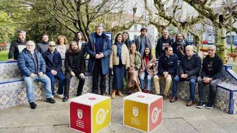 Foto de familia del alcalde y las concejalas con los organizadores de los eventos