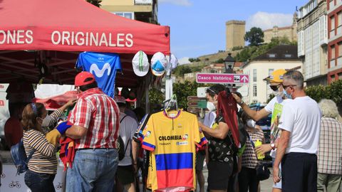 P�blico en el puesto oficial de La Vuelta, instalado en la calle Cardenal