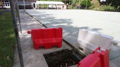 Agujero que dejaron las obras que quedaron abandonadas en la pista deportiva de A Cabana.