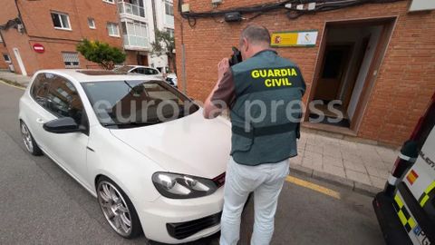 Guardia Civil.Un agente de la Guardia Civil toma im�genes a uno de lo veh�culos