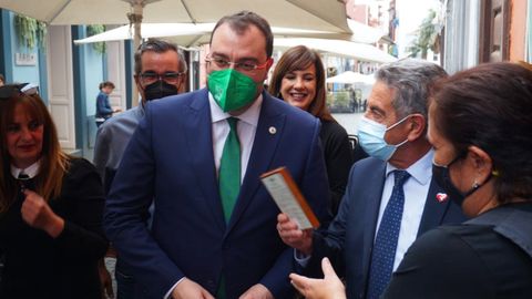 El presidente del Principado de Asturias, Adri�n Barb�n, a su llegada a la Conferencia de Presidentes que se celebra este domingo en La Palma, junto a su hom�logo c�ntabro Miguel �ngel Revilla