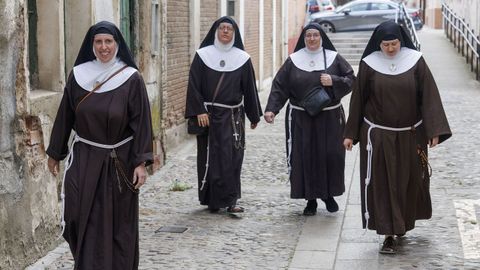 Cuatro de las exmonjas, llegando a los juzgados de Briviesca, Burgos, este lunes