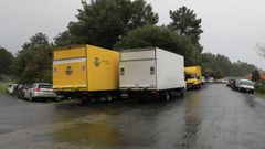 El p�rking fantasma, veh�culos particulares y camiones de Correos dejan sin plazas de aparcamiento a los vecinos de Lavacolla