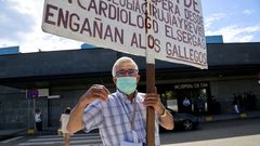C�ndido protesta por las listas de espera delante del Cunqueiro