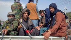 Fuerzas talibanes, en el aeropuerto Hamid Karzai de Kabul, durante la retirada de las tropas estadounidenses, en agosto del 2021