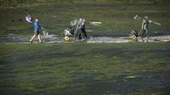 Mariscadores yendo a trabajar este oto�o en la r�a de Pontevedra