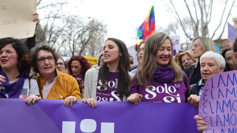 La ministra de Igualdad, Irene Montero, en el centro, en la manifestacin del 8M en Madrid, en marzo del 2020