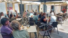 Chi�a foi a encargada de animar a sesi�n verm� na praza de Vigo, onde os que al� estaban sentados nas terrazas non dubidaron en acompa�ar � artista nalgunhas canci�ns.