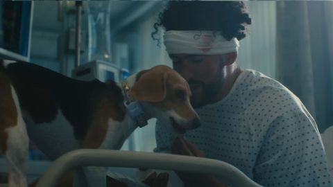 Sansa, junto a Bad Bunny en el videoclip de &laquo;Ojitos lindos&raquo;