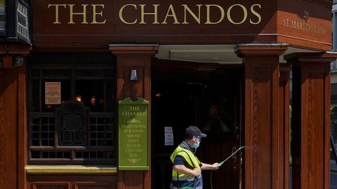 Un hombre desinfectaba hoy por la ma�ana un pub en Londres, en St Martin's Lane, en el �rea de Covent Garden y Charing Cross