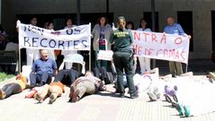 Una de las agentes, sacando fotograf�as de la protesta