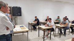 El alcalde de O Barco y el subdelegado del Gobierno estuvieron con los alumnos que se examinaban.