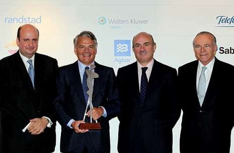 Garralda, presidente de Mutua Madrile�a, en el centro junto al ministro de Econom�a.