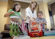 Gude axuda a Mateo e Noa a colocar todo o seu material nas mochilas que levar�n � escola. 