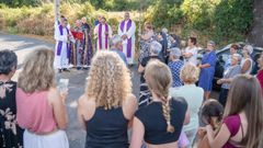 Los sacerdotes miembros de la Unidad de Acci&oacute;n Parroquial de Xinzo de Limia, con el obispo de Ourense, Leonardo Lemos, que realiz&oacute; el ritual de purificaci&oacute;n de la iglesia parroquial de San Salvador de Parada de Limia, profanada con un robo.