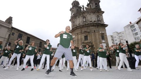 El grupo de baile de la UNED S�nior, durante una exhibici�n en la plaza de la Peregrina, en Pontevedra