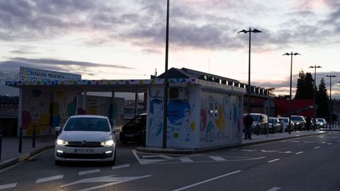 Cola de coches para la realizacin de PCR en el HUCA