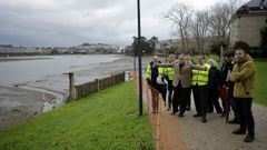 paraiso.�A brazo partido�. El alcalde de Oleiros, a la izquierda de la foto, durante la visita�de este lunes al tramo pendiente de urbanizar en la r�a, en O Para�so. A su lado, el subdelegado del Gobierno en A Coru�a, Julio Abalde. Con ellos iban responsables y t�cnicos de la Demarcaci�n de Costas