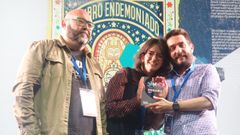 Alicia GM y Fernando Llor, a la derecha de la imagen, en el momento de recoger el premio por �El libro endemoniado�
