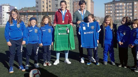 Toña Is y Paula Suárez, con jugadoras de la Sociedad Deportiva La Corredoria