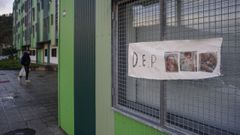 Un cartel recuerda a las fallecidas Valentina Carrasco y Edilma Martines, en el edificio del barrio ourensano de Covadonga en el que ocurri� el incendio mortal.