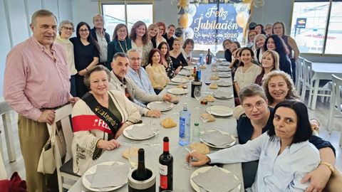 Chus Lage, a la izquierda sentada, fue la verdadera protagonista este jueves en una emotiva comida rodeada de compa�eros de distintos departamentos del hospital