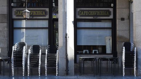 Una terraza en la Plaza Mayor de Astorga cerrada