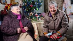 Sara y Elvira Arnoso, de 81 y 91 aos, ponen el rostro al mes de diciembre y desvelan su particular receta para la vida: infusins de loureiro e pirixel, chocolate... Pero, sobre todo, sorrir e moito