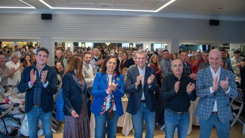 Alfonso Rueda y Elena Candia, en el centro, al inicio de la pulpada del PPdeG en Lugo.