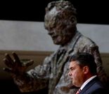 Gabriel al lado de una estatua de Willy Brandt.