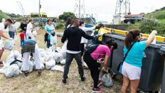 Voluntarios recogen basura en el entorno de la playa y el parque de Bens de A Coru�a con ocasi�n de la segunda edici�n de la jornada �Haz deporte por el planeta�