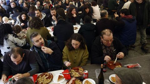 Cientos de personas llenaron la carpa de la comida, en la que se sirvieron 450 mens de la fiesta y tambin raciones de pulpo