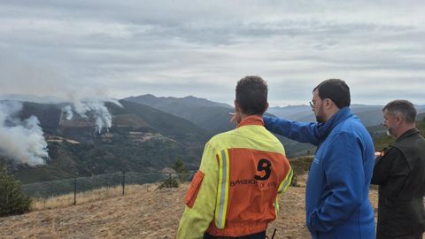 El presidente del Principado, Adri�n Barb�n, observa el incendio forestal en Ibias