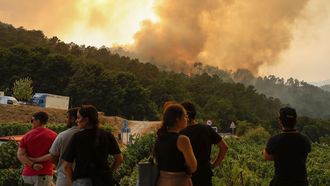 Vecinos observan el fuego que calcina el bosque de Ridimoas, en el Ribeiro