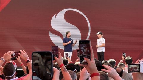 Qualcomm trajo al piloto Valtery Bottas directamente desde Azerbay�n para mostrar su apoyo a la F�rmula 1.