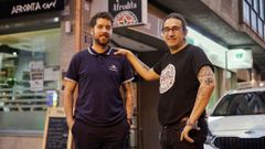 Javier y Cuti, hostelero y taxista, son hroes de barrio