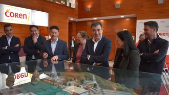 El conselleiro de Educaci�n, Ciencia, Universidades y FP, Rom�n Rodr�guez, posa en el medio junto al resto de cargos este martes en las instalaciones de Coren.