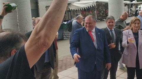 En el centro, C&eacute;sar &Aacute;lvarez, alcalde de Vegadeo, en una inauguraci&oacute;n de la Feria de Muestras